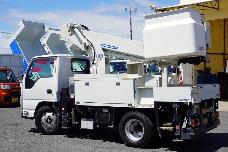 エルフ　高所作業車　アイチ製（ＳＢ１０Ａ）　最大地上高９．７ｍ　ＦＲＰバケット　バケット積載荷重２００ｋｇ　積載５００ｋｇ　工具入れ　ジョイスティックタイプ　アワーメーター：２１１２ｈ　左電格ミラー　坂道発進補助　ＥＴＣ　通信工事仕様！６速ＭＴ！5