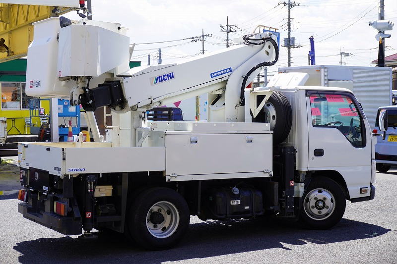 エルフ　高所作業車　アイチ製（ＳＢ１０Ａ）　最大地上高９．７ｍ　ＦＲＰバケット　バケット積載荷重２００ｋｇ　積載５００ｋｇ　工具入れ　ジョイスティックタイプ　アワーメーター：２１１２ｈ　左電格ミラー　坂道発進補助　ＥＴＣ　通信工事仕様！６速ＭＴ！6