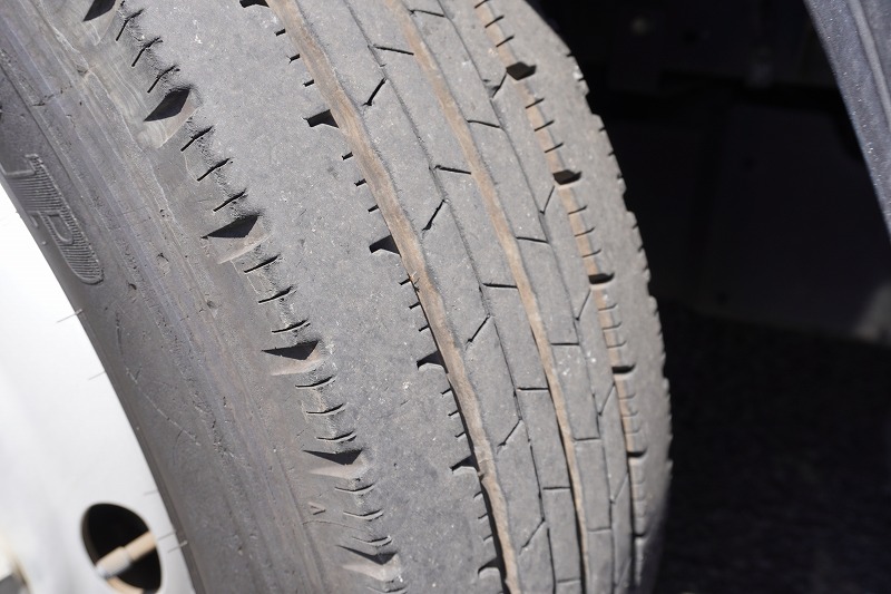 エルフ　高所作業車　アイチ製（ＳＢ１０Ａ）　最大地上高９．７ｍ　ＦＲＰバケット　バケット積載荷重２００ｋｇ　積載５００ｋｇ　工具入れ　ジョイスティックタイプ　アワーメーター：２１１２ｈ　左電格ミラー　坂道発進補助　ＥＴＣ　通信工事仕様！６速ＭＴ！7