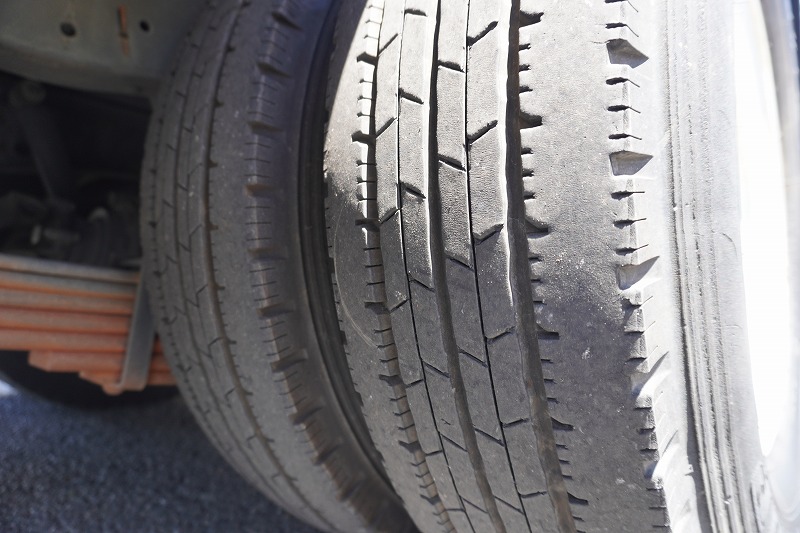 エルフ　高所作業車　アイチ製（ＳＢ１０Ａ）　最大地上高９．７ｍ　ＦＲＰバケット　バケット積載荷重２００ｋｇ　積載５００ｋｇ　工具入れ　ジョイスティックタイプ　アワーメーター：２１１２ｈ　左電格ミラー　坂道発進補助　ＥＴＣ　通信工事仕様！６速ＭＴ！8