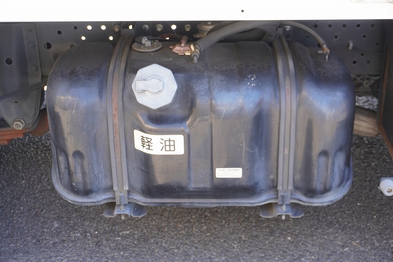 エルフ　高所作業車　アイチ製（ＳＢ１０Ａ）　最大地上高９．７ｍ　ＦＲＰバケット　バケット積載荷重２００ｋｇ　積載５００ｋｇ　工具入れ　ジョイスティックタイプ　アワーメーター：２１１２ｈ　左電格ミラー　坂道発進補助　ＥＴＣ　通信工事仕様！６速ＭＴ！21