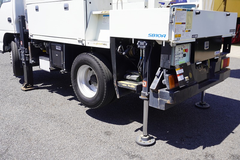 エルフ　高所作業車　アイチ製（ＳＢ１０Ａ）　最大地上高９．７ｍ　ＦＲＰバケット　バケット積載荷重２００ｋｇ　積載５００ｋｇ　工具入れ　ジョイスティックタイプ　アワーメーター：２１１２ｈ　左電格ミラー　坂道発進補助　ＥＴＣ　通信工事仕様！６速ＭＴ！26
