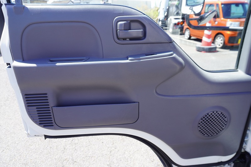 エルフ　高所作業車　アイチ製（ＳＢ１０Ａ）　最大地上高９．７ｍ　ＦＲＰバケット　バケット積載荷重２００ｋｇ　積載５００ｋｇ　工具入れ　ジョイスティックタイプ　アワーメーター：２１１２ｈ　左電格ミラー　坂道発進補助　ＥＴＣ　通信工事仕様！６速ＭＴ！42