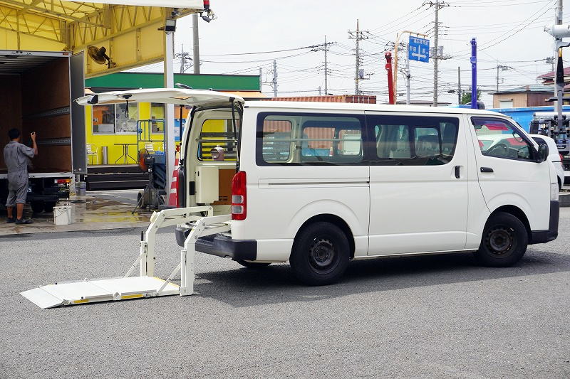 レジアスエース　ロング　ＤＸ　５ドア　ディーゼル車　３人乗り　和光工業製パワーゲート　小窓　バックカメラ　社外ナビ　ＥＴＣ　キーレス　ＡＣ１００Ｖ　セパレーターカーテン　衝突軽減ブレーキ　車線逸脱警報　ＡＴ車！