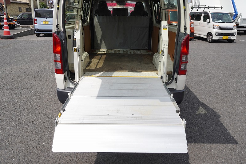 レジアスエース　ロング　ＤＸ　５ドア　ディーゼル車　３人乗り　和光工業製パワーゲート　小窓　バックカメラ　社外ナビ　ＥＴＣ　キーレス　ＡＣ１００Ｖ　セパレーターカーテン　衝突軽減ブレーキ　車線逸脱警報　ＡＴ車！18