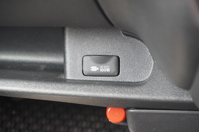 レジアスエース　ロング　ＤＸ　５ドア　ディーゼル車　３人乗り　和光工業製パワーゲート　小窓　バックカメラ　社外ナビ　ＥＴＣ　キーレス　ＡＣ１００Ｖ　セパレーターカーテン　衝突軽減ブレーキ　車線逸脱警報　ＡＴ車！31