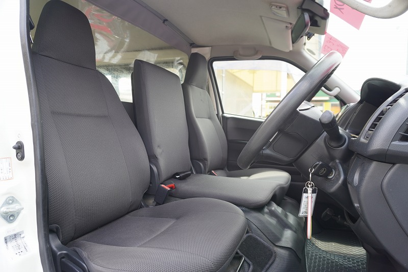 レジアスエース　ロング　ＤＸ　５ドア　ディーゼル車　３人乗り　和光工業製パワーゲート　小窓　バックカメラ　社外ナビ　ＥＴＣ　キーレス　ＡＣ１００Ｖ　セパレーターカーテン　衝突軽減ブレーキ　車線逸脱警報　ＡＴ車！36