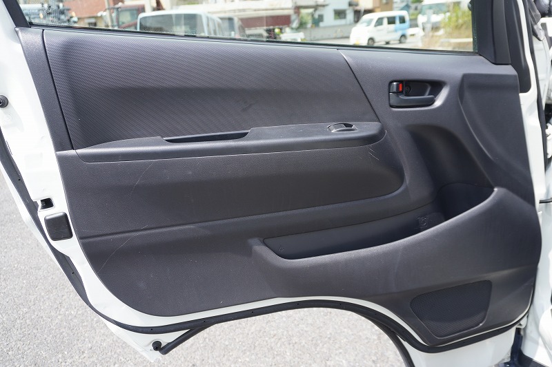 レジアスエース　ロング　ＤＸ　５ドア　ディーゼル車　３人乗り　和光工業製パワーゲート　小窓　バックカメラ　社外ナビ　ＥＴＣ　キーレス　ＡＣ１００Ｖ　セパレーターカーテン　衝突軽減ブレーキ　車線逸脱警報　ＡＴ車！40
