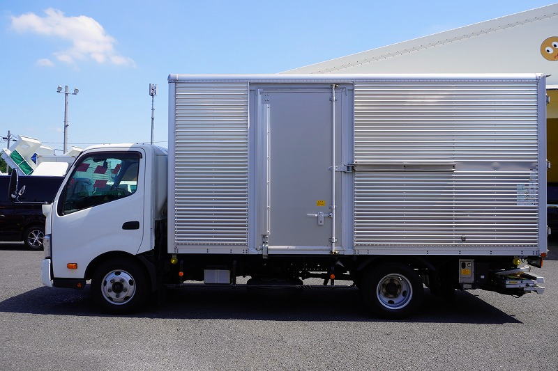 デュトロ　「ワイドロング」　アルミバン　積載２０００ｋｇ　格納パワーゲート　サイドドア　ラッシング２段　壁面フック　バックカメラ　社外ナビ　ＥＴＣ　ＬＥＤヘッドライト　左電格ミラー　９０度ストッパー　電動パーキングブレーキ　クリアランスソナー　衝突軽減ブレーキ　車線逸脱警報　６速ＭＴ！　車検「Ｒ８年３月まで！」1