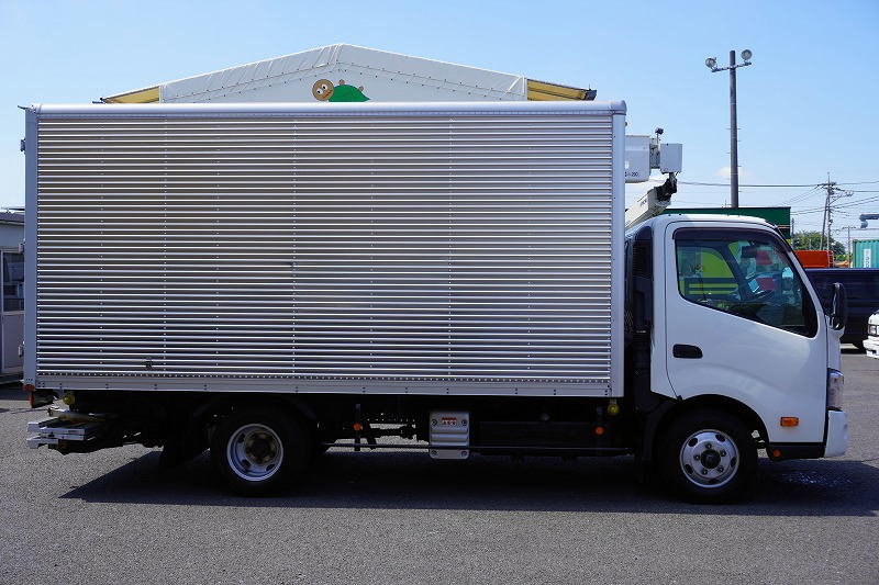 デュトロ　「ワイドロング」　アルミバン　積載２０００ｋｇ　格納パワーゲート　サイドドア　ラッシング２段　壁面フック　バックカメラ　社外ナビ　ＥＴＣ　ＬＥＤヘッドライト　左電格ミラー　９０度ストッパー　電動パーキングブレーキ　クリアランスソナー　衝突軽減ブレーキ　車線逸脱警報　６速ＭＴ！　車検「Ｒ８年３月まで！」3