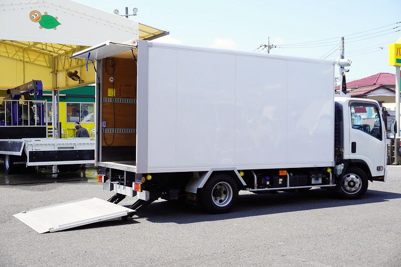 エルフ　「ワイドロング」　パネルバン　積載２０００ｋｇ　跳ね上げ式　パワーゲート　ラッシング２段　左電格ミラー　坂道発進補助　バックカメラ　ＥＴＣ２．０　オートエアコン　フォグランプ　ハイブリッド　北村製　ＡＴ車！