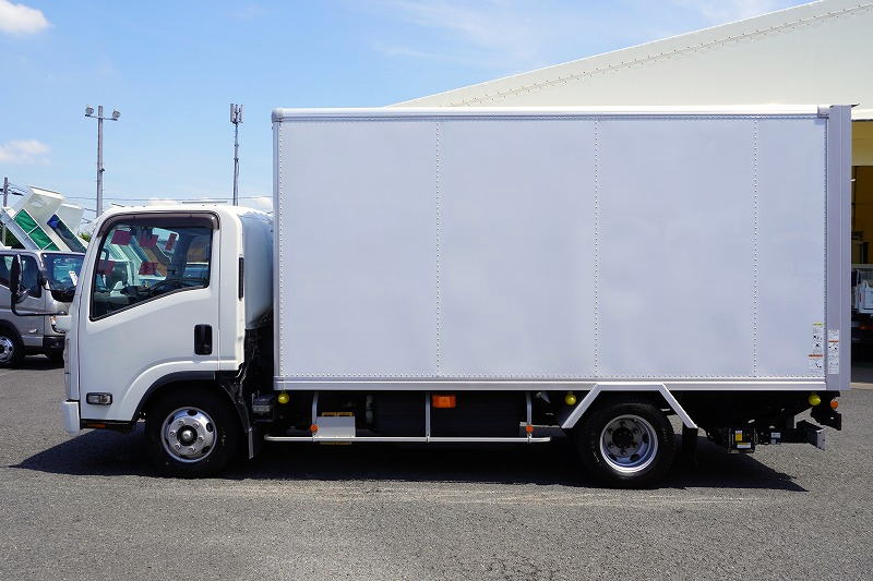 エルフ　「ワイドロング」　パネルバン　積載２０００ｋｇ　跳ね上げ式　パワーゲート　ラッシング２段　左電格ミラー　坂道発進補助　バックカメラ　ＥＴＣ２．０　オートエアコン　フォグランプ　ハイブリッド　北村製　ＡＴ車！1