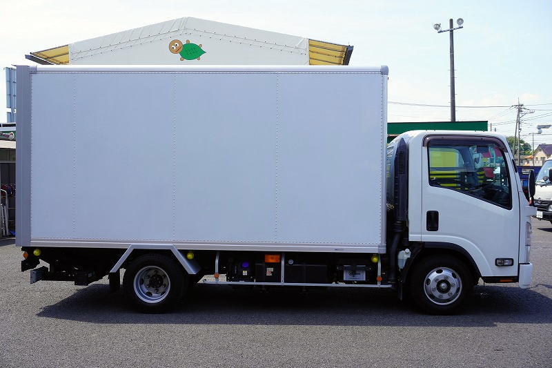 エルフ　「ワイドロング」　パネルバン　積載２０００ｋｇ　跳ね上げ式　パワーゲート　ラッシング２段　左電格ミラー　坂道発進補助　バックカメラ　ＥＴＣ２．０　オートエアコン　フォグランプ　ハイブリッド　北村製　ＡＴ車！3