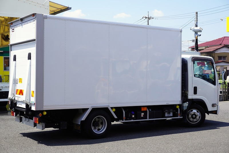 エルフ　「ワイドロング」　パネルバン　積載２０００ｋｇ　跳ね上げ式　パワーゲート　ラッシング２段　左電格ミラー　坂道発進補助　バックカメラ　ＥＴＣ２．０　オートエアコン　フォグランプ　ハイブリッド　北村製　ＡＴ車！6