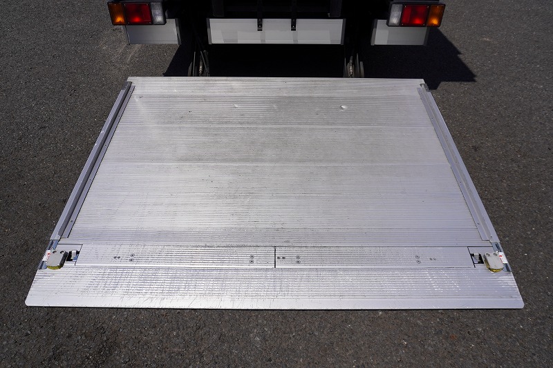 エルフ　「ワイドロング」　パネルバン　積載２０００ｋｇ　跳ね上げ式　パワーゲート　ラッシング２段　左電格ミラー　坂道発進補助　バックカメラ　ＥＴＣ２．０　オートエアコン　フォグランプ　ハイブリッド　北村製　ＡＴ車！22