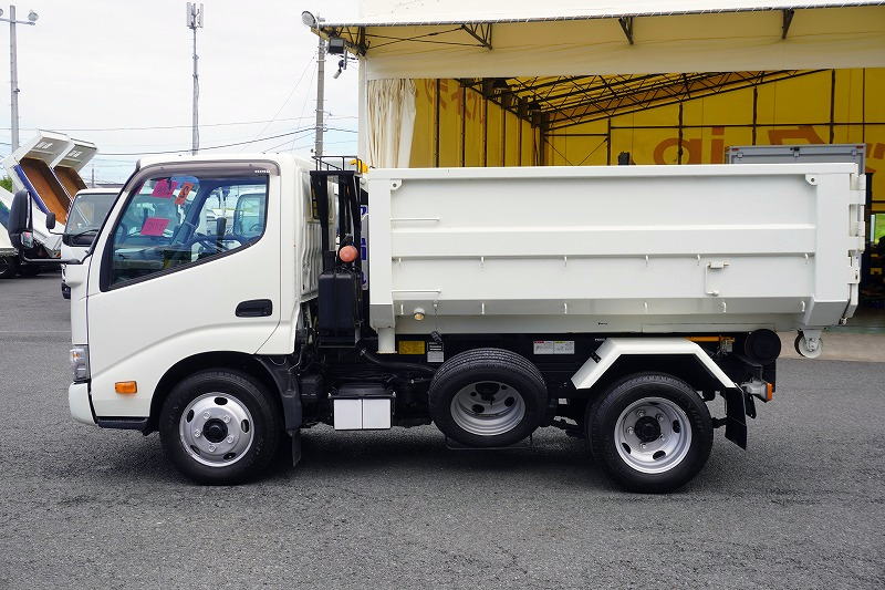 デュトロ　「標準幅」　アームロール　新明和製　積載３０００ｋｇ　ツインシリンダー　キャブバックステップ　コンテナ付き　ＬＥＤヘッドライト＆フォグランプ　ＥＴＣ　左電格ミラー　衝突軽減ブレーキ　車線逸脱警報　電動パーキングブレーキ　クリアランスソナー　６速ＭＴ！　車検「Ｒ８年２月まで！」1