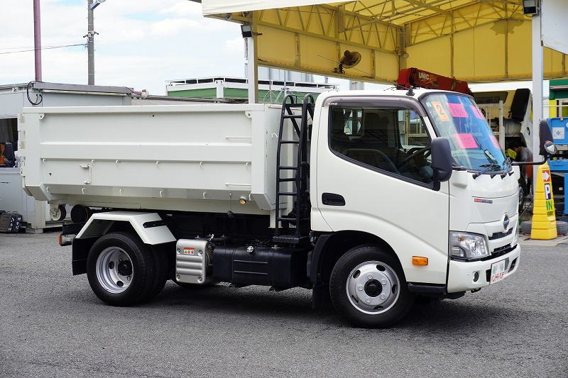 デュトロ　「標準幅」　アームロール　新明和製　積載３０００ｋｇ　ツインシリンダー　キャブバックステップ　コンテナ付き　ＬＥＤヘッドライト＆フォグランプ　ＥＴＣ　左電格ミラー　衝突軽減ブレーキ　車線逸脱警報　電動パーキングブレーキ　クリアランスソナー　６速ＭＴ！　車検「Ｒ８年２月まで！」4