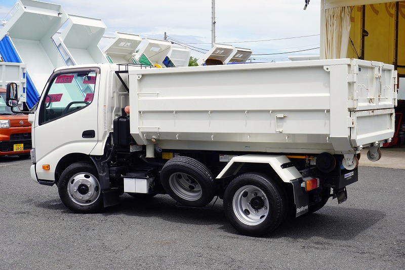 デュトロ　「標準幅」　アームロール　新明和製　積載３０００ｋｇ　ツインシリンダー　キャブバックステップ　コンテナ付き　ＬＥＤヘッドライト＆フォグランプ　ＥＴＣ　左電格ミラー　衝突軽減ブレーキ　車線逸脱警報　電動パーキングブレーキ　クリアランスソナー　６速ＭＴ！　車検「Ｒ８年２月まで！」5