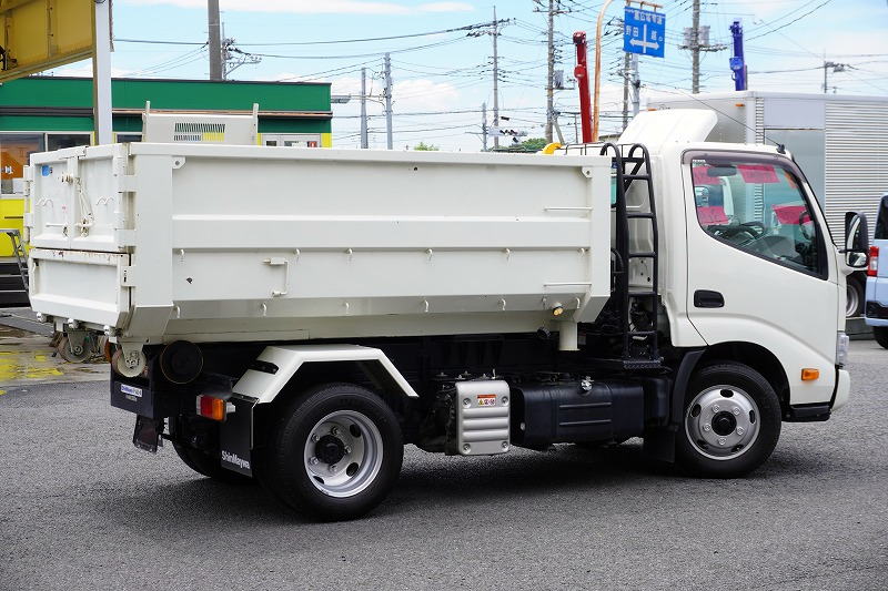 デュトロ　「標準幅」　アームロール　新明和製　積載３０００ｋｇ　ツインシリンダー　キャブバックステップ　コンテナ付き　ＬＥＤヘッドライト＆フォグランプ　ＥＴＣ　左電格ミラー　衝突軽減ブレーキ　車線逸脱警報　電動パーキングブレーキ　クリアランスソナー　６速ＭＴ！　車検「Ｒ８年２月まで！」6