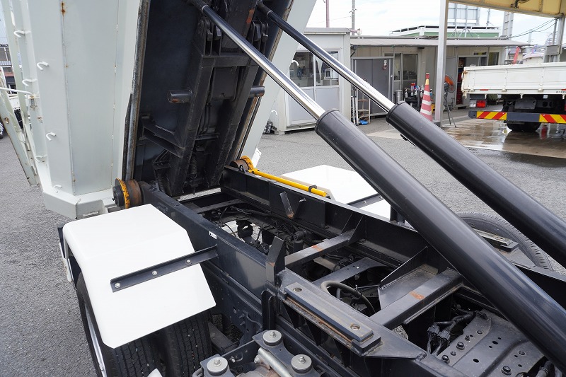 デュトロ　「標準幅」　アームロール　新明和製　積載３０００ｋｇ　ツインシリンダー　キャブバックステップ　コンテナ付き　ＬＥＤヘッドライト＆フォグランプ　ＥＴＣ　左電格ミラー　衝突軽減ブレーキ　車線逸脱警報　電動パーキングブレーキ　クリアランスソナー　６速ＭＴ！　車検「Ｒ８年２月まで！」21