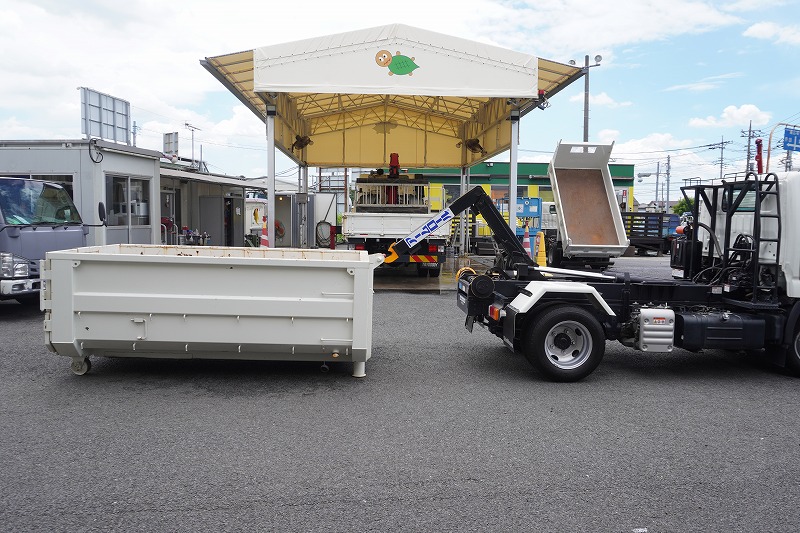 デュトロ　「標準幅」　アームロール　新明和製　積載３０００ｋｇ　ツインシリンダー　キャブバックステップ　コンテナ付き　ＬＥＤヘッドライト＆フォグランプ　ＥＴＣ　左電格ミラー　衝突軽減ブレーキ　車線逸脱警報　電動パーキングブレーキ　クリアランスソナー　６速ＭＴ！　車検「Ｒ８年２月まで！」23