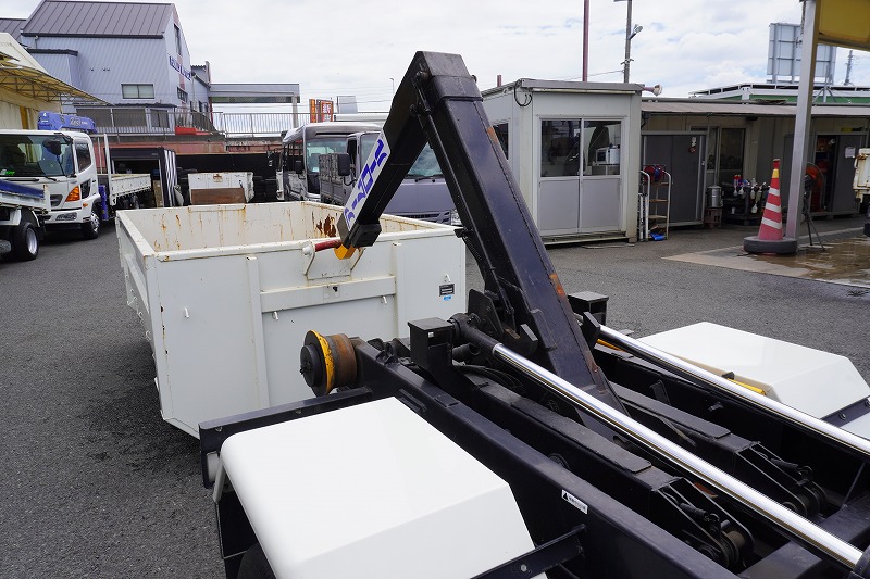 デュトロ　「標準幅」　アームロール　新明和製　積載３０００ｋｇ　ツインシリンダー　キャブバックステップ　コンテナ付き　ＬＥＤヘッドライト＆フォグランプ　ＥＴＣ　左電格ミラー　衝突軽減ブレーキ　車線逸脱警報　電動パーキングブレーキ　クリアランスソナー　６速ＭＴ！　車検「Ｒ８年２月まで！」24