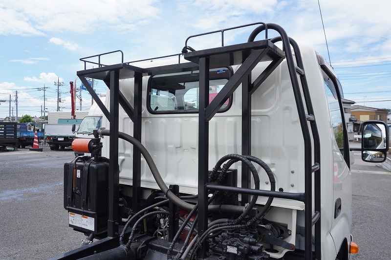 デュトロ　「標準幅」　アームロール　新明和製　積載３０００ｋｇ　ツインシリンダー　キャブバックステップ　コンテナ付き　ＬＥＤヘッドライト＆フォグランプ　ＥＴＣ　左電格ミラー　衝突軽減ブレーキ　車線逸脱警報　電動パーキングブレーキ　クリアランスソナー　６速ＭＴ！　車検「Ｒ８年２月まで！」25