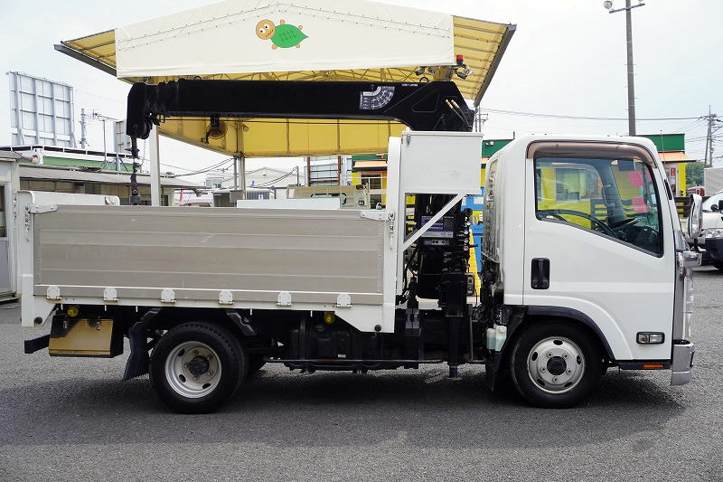 エルフ　「標準幅　セミロング　４ＷＤ」　４段クレーン　積載２０００ｋｇ　タダノ製　ラジコン　２．６３ｔ吊　アルミブロック　鳥居左右工具箱　荷台鉄板張り　左電格ミラー　バックカメラ　ＥＴＣ　フォグランプ　メッキパーツ　ＡＴ車！　車検「Ｒ８年１月まで！」3