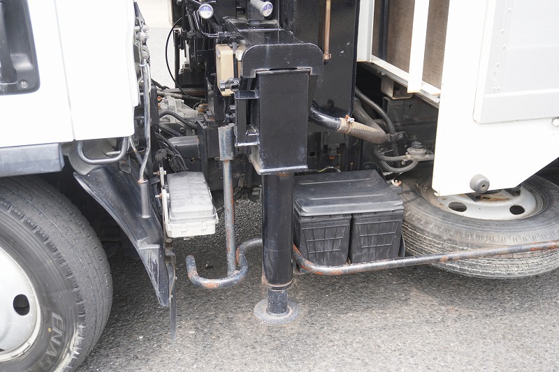 エルフ　「標準幅　セミロング　４ＷＤ」　４段クレーン　積載２０００ｋｇ　タダノ製　ラジコン　２．６３ｔ吊　アルミブロック　鳥居左右工具箱　荷台鉄板張り　左電格ミラー　バックカメラ　ＥＴＣ　フォグランプ　メッキパーツ　ＡＴ車！　車検「Ｒ８年１月まで！」27