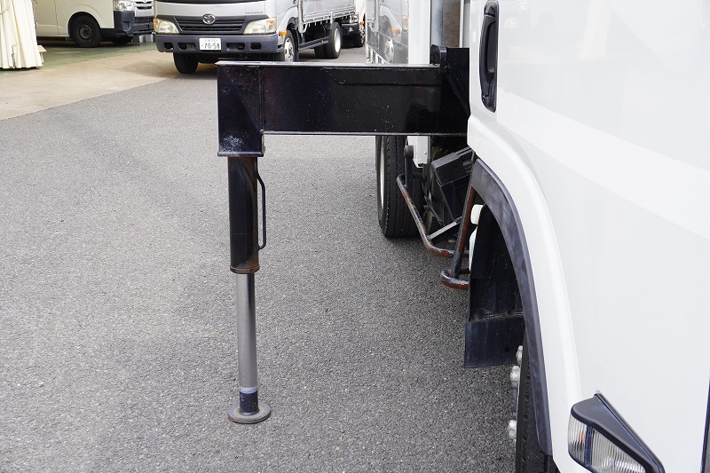 エルフ　「標準幅　セミロング　４ＷＤ」　４段クレーン　積載２０００ｋｇ　タダノ製　ラジコン　２．６３ｔ吊　アルミブロック　鳥居左右工具箱　荷台鉄板張り　左電格ミラー　バックカメラ　ＥＴＣ　フォグランプ　メッキパーツ　ＡＴ車！　車検「Ｒ８年１月まで！」28
