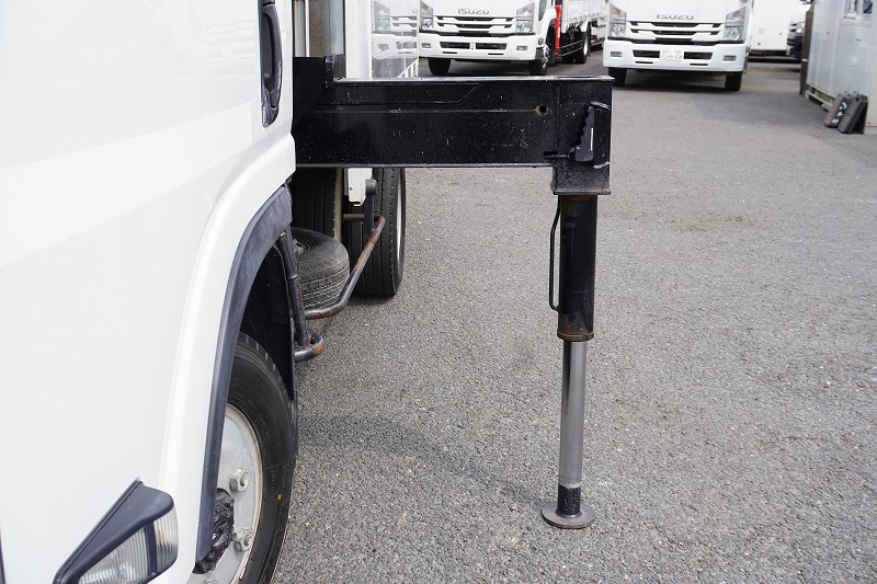 エルフ　「標準幅　セミロング　４ＷＤ」　４段クレーン　積載２０００ｋｇ　タダノ製　ラジコン　２．６３ｔ吊　アルミブロック　鳥居左右工具箱　荷台鉄板張り　左電格ミラー　バックカメラ　ＥＴＣ　フォグランプ　メッキパーツ　ＡＴ車！　車検「Ｒ８年１月まで！」30