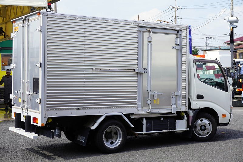 デュトロ　１０尺　アルミバン　積載２９５０ｋｇ　両側サイドドア　ラッシング２段　ジョルダー２列　バックカメラ　社外ナビ　ＥＴＣ　左電格ミラー　フォグランプ　トランテックス製　ＡＴ車！　車検「Ｒ７年１０月まで！」6
