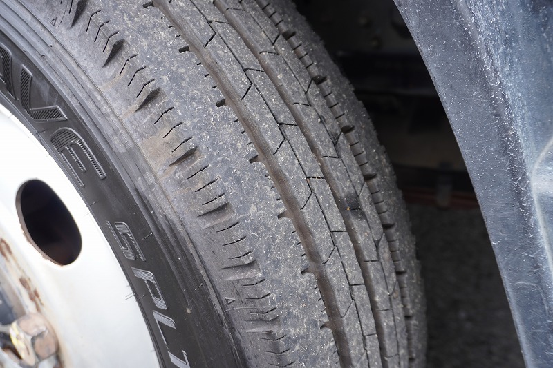 キャンター　高所作業車　アイチ製（ＳＢ１０Ａ）　最大地上高９．７ｍ　ＦＲＰバケット　バケット積載荷重２００ｋｇ　積載３００ｋｇ　工具入れ　ジョイスティックタイプ　アワーメーター：７６５１ｈ　左電格ミラー　バックカメラ　フォグランプ　通信工事仕様！ＡＴ車！7