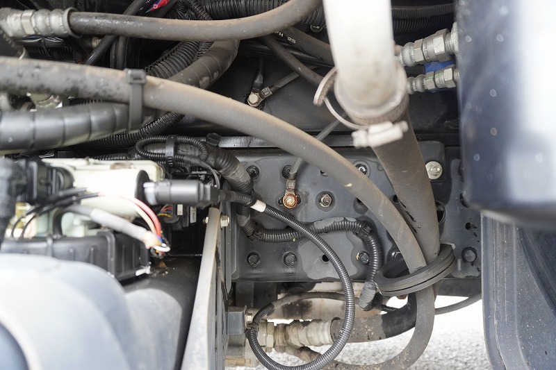 キャンター　高所作業車　アイチ製（ＳＢ１０Ａ）　最大地上高９．７ｍ　ＦＲＰバケット　バケット積載荷重２００ｋｇ　積載３００ｋｇ　工具入れ　ジョイスティックタイプ　アワーメーター：７６５１ｈ　左電格ミラー　バックカメラ　フォグランプ　通信工事仕様！ＡＴ車！11