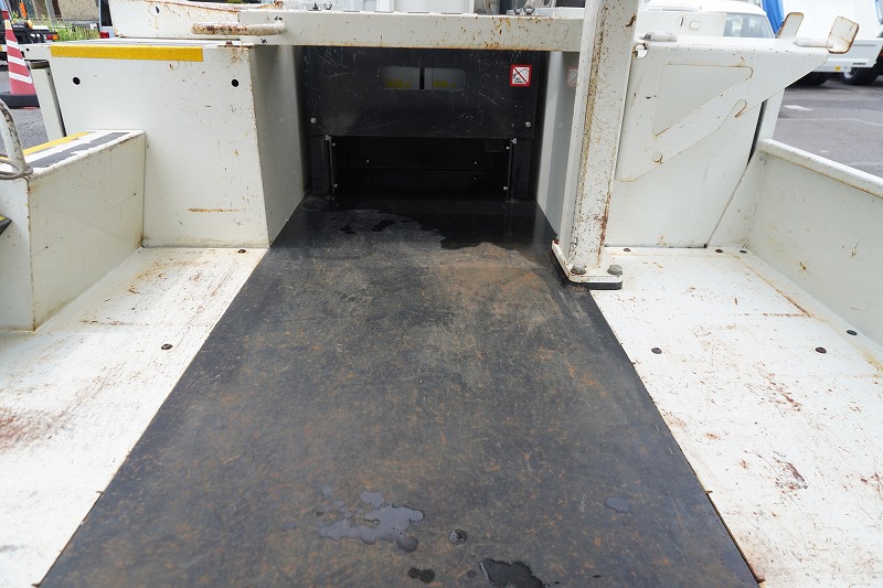 キャンター　高所作業車　アイチ製（ＳＢ１０Ａ）　最大地上高９．７ｍ　ＦＲＰバケット　バケット積載荷重２００ｋｇ　積載３００ｋｇ　工具入れ　ジョイスティックタイプ　アワーメーター：７６５１ｈ　左電格ミラー　バックカメラ　フォグランプ　通信工事仕様！ＡＴ車！18