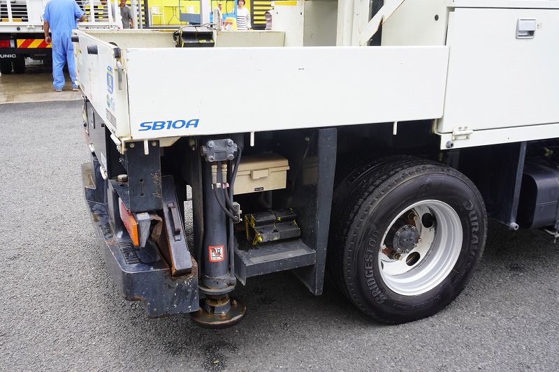 キャンター　高所作業車　アイチ製（ＳＢ１０Ａ）　最大地上高９．７ｍ　ＦＲＰバケット　バケット積載荷重２００ｋｇ　積載３００ｋｇ　工具入れ　ジョイスティックタイプ　アワーメーター：７６５１ｈ　左電格ミラー　バックカメラ　フォグランプ　通信工事仕様！ＡＴ車！24