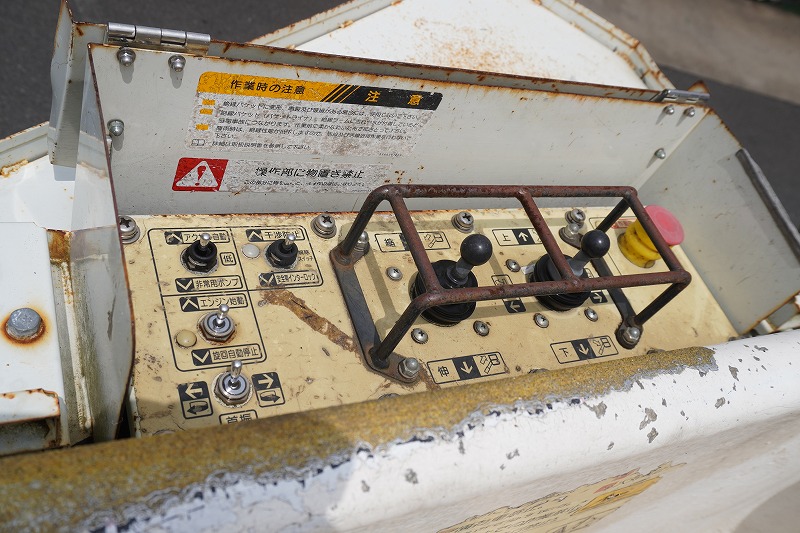 キャンター　高所作業車　アイチ製（ＳＢ１０Ａ）　最大地上高９．７ｍ　ＦＲＰバケット　バケット積載荷重２００ｋｇ　積載３００ｋｇ　工具入れ　ジョイスティックタイプ　アワーメーター：７６５１ｈ　左電格ミラー　バックカメラ　フォグランプ　通信工事仕様！ＡＴ車！33