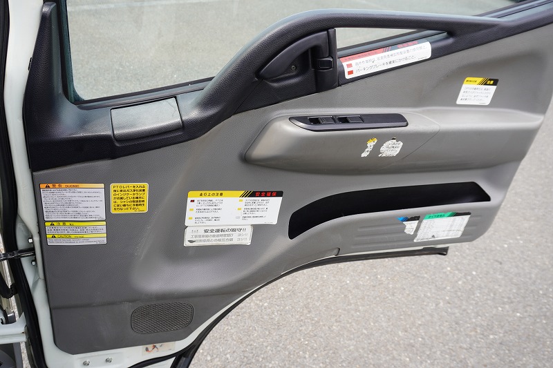 キャンター　高所作業車　アイチ製（ＳＢ１０Ａ）　最大地上高９．７ｍ　ＦＲＰバケット　バケット積載荷重２００ｋｇ　積載３００ｋｇ　工具入れ　ジョイスティックタイプ　アワーメーター：７６５１ｈ　左電格ミラー　バックカメラ　フォグランプ　通信工事仕様！ＡＴ車！36