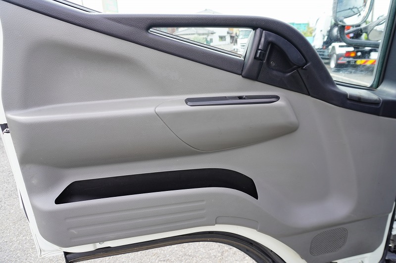 キャンター　高所作業車　アイチ製（ＳＢ１０Ａ）　最大地上高９．７ｍ　ＦＲＰバケット　バケット積載荷重２００ｋｇ　積載３００ｋｇ　工具入れ　ジョイスティックタイプ　アワーメーター：７６５１ｈ　左電格ミラー　バックカメラ　フォグランプ　通信工事仕様！ＡＴ車！43