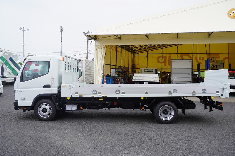 （未使用）　キャンター　「ワイド超ロング」　セーフティーローダー　一般用　古河ユニック製　積載３０００ｋｇ　アルミブロック　ウインチ　ラジコン　ロープ穴４対　床フック６対　バックカメラ　ＬＥＤヘッドライト＆フォグランプ　左電格ミラー　坂道発進補助　スマートキー　衝突軽減ブレーキ　車線逸脱警報　５速ＭＴ！　車検「Ｒ９年４月まで！」1