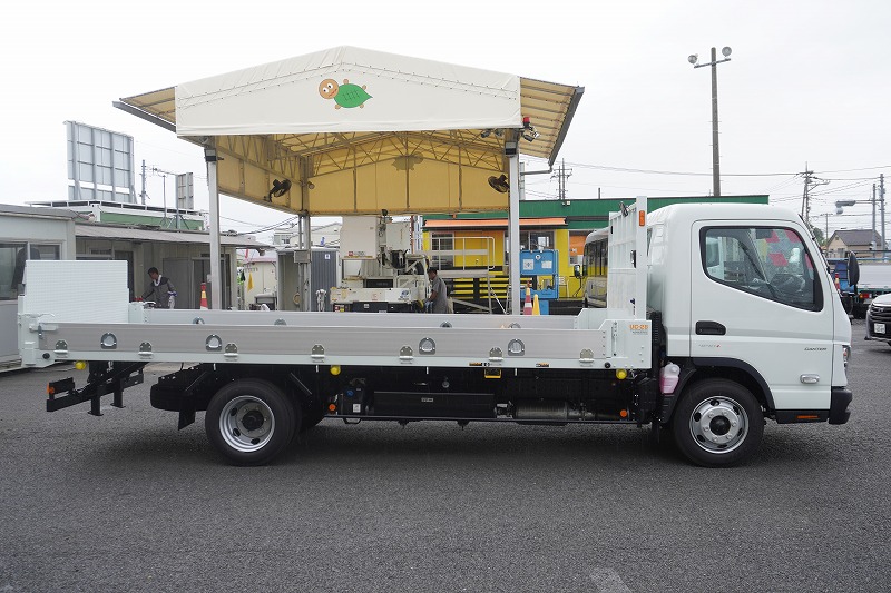 （未使用）　キャンター　「ワイド超ロング」　セーフティーローダー　一般用　古河ユニック製　積載３０００ｋｇ　アルミブロック　ウインチ　ラジコン　ロープ穴４対　床フック６対　バックカメラ　ＬＥＤヘッドライト＆フォグランプ　左電格ミラー　坂道発進補助　スマートキー　衝突軽減ブレーキ　車線逸脱警報　５速ＭＴ！　車検「Ｒ９年４月まで！」3
