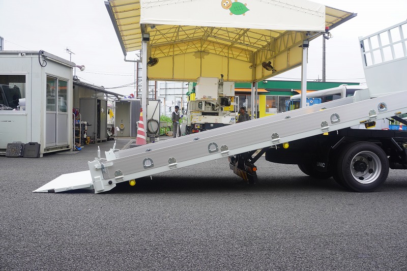 （未使用）　キャンター　「ワイド超ロング」　セーフティーローダー　一般用　古河ユニック製　積載３０００ｋｇ　アルミブロック　ウインチ　ラジコン　ロープ穴４対　床フック６対　バックカメラ　ＬＥＤヘッドライト＆フォグランプ　左電格ミラー　坂道発進補助　スマートキー　衝突軽減ブレーキ　車線逸脱警報　５速ＭＴ！　車検「Ｒ９年４月まで！」27