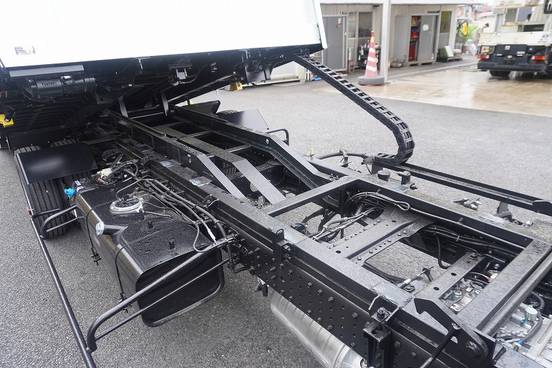 （未使用）　キャンター　「ワイド超ロング」　セーフティーローダー　一般用　古河ユニック製　積載３０００ｋｇ　アルミブロック　ウインチ　ラジコン　ロープ穴４対　床フック６対　バックカメラ　ＬＥＤヘッドライト＆フォグランプ　左電格ミラー　坂道発進補助　スマートキー　衝突軽減ブレーキ　車線逸脱警報　５速ＭＴ！　車検「Ｒ９年４月まで！」28
