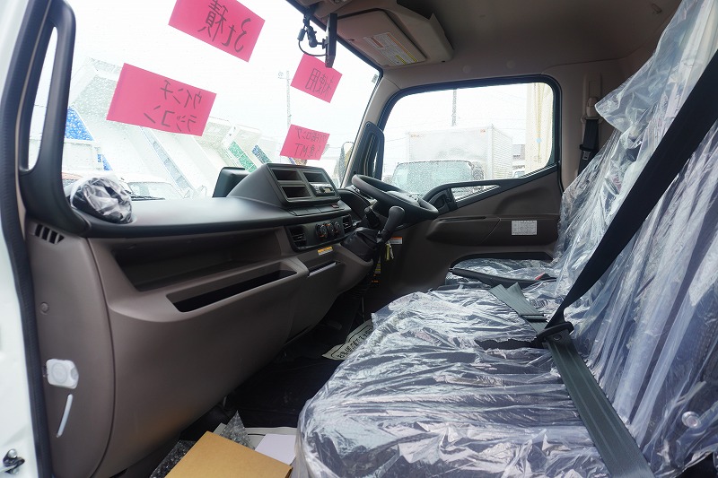 （未使用）　キャンター　「ワイド超ロング」　セーフティーローダー　一般用　古河ユニック製　積載３０００ｋｇ　アルミブロック　ウインチ　ラジコン　ロープ穴４対　床フック６対　バックカメラ　ＬＥＤヘッドライト＆フォグランプ　左電格ミラー　坂道発進補助　スマートキー　衝突軽減ブレーキ　車線逸脱警報　５速ＭＴ！　車検「Ｒ９年４月まで！」34