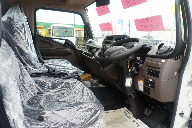 （未使用）　キャンター　「ワイド超ロング」　セーフティーローダー　一般用　古河ユニック製　積載３０００ｋｇ　アルミブロック　ウインチ　ラジコン　ロープ穴４対　床フック６対　バックカメラ　ＬＥＤヘッドライト＆フォグランプ　左電格ミラー　坂道発進補助　スマートキー　衝突軽減ブレーキ　車線逸脱警報　５速ＭＴ！　車検「Ｒ９年４月まで！」36