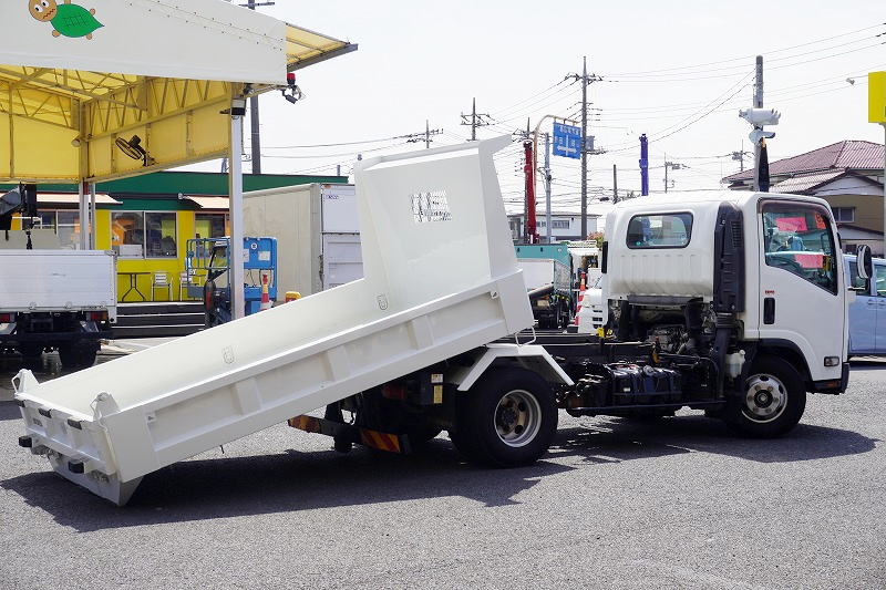 エルフ　「ワイド」　強化　ローダーダンプ　新明和製　一方開　積載３７５０ｋｇ　スライド用ラジコン　ＥＴＣ　ダンプピン　壁面フック３対　ＡＴ車！フロント画像