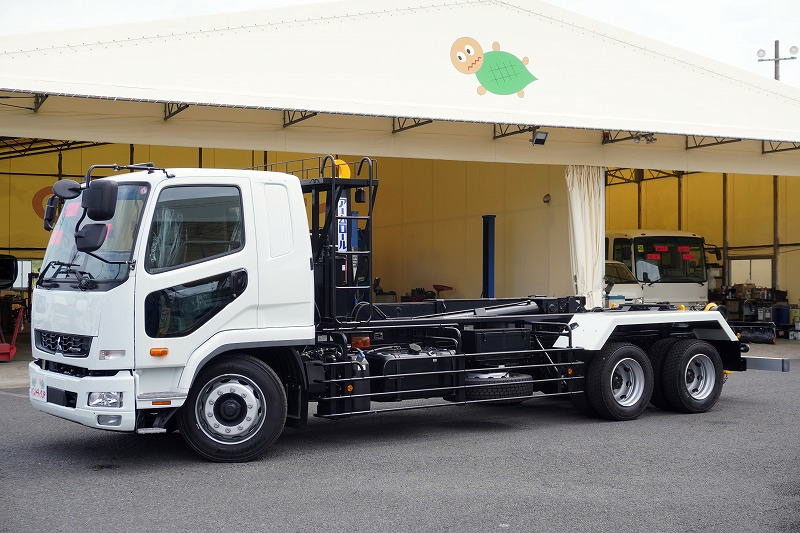 （未使用）　ファイター　大型　三軸　アームロール　新明和製　積載１１０００ｋｇ　ツインシリンダー　キャブバックステップ　網工具入れ　ジャッキ下降スイッチ　ＥＴＣ２．０　坂道発進補助　ミラーヒーター　オートエアコン　ＨＩＤヘッドライト　衝突軽減ブレーキ　車線逸脱警報　希少車！６速ＭＴ！総重量２０トン未満！フルサイズと同じコンテナ積み込み出来ます！！フロント画像
