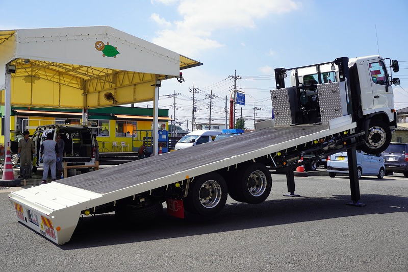 （未使用）　レンジャー　大型　３軸　「ベッド付き」　重機運搬車　積載１０９００ｋｇ　ハイジャッキ　ウインチ　７．１ｍ長　造りボディー　アユミ板掛け　ガッチャボックス　落とし込みフック　アルミホイール　社外テール　衝突軽減ブレーキ　車線逸脱警報　リターダー　７速ＭＴ！総重量２０トン未満！フロント画像