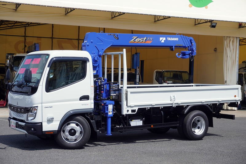 （未使用）　キャンター　「標準幅　ロング」　４段クレーン　積載３０００ｋｇ　タダノ製　ラジコン　フックイン　２．９３ｔ吊　セイコーラック　左電格ミラー　坂道発進補助　バックカメラ　ＥＴＣ　フォグランプ　スマートキー　衝突軽減ブレーキ　車線逸脱警報　５速ＭＴ！　車検「Ｒ９年５月まで！」フロント画像