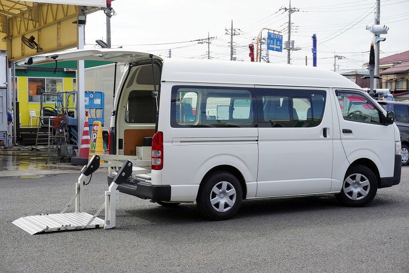 ハイエース　ロング　ＤＸ　５ドア　「ハイルーフ」　ガソリン車　３～６人乗り　トヨタ車体製パワーゲート　荷台板張り　小窓　低走行！ＡＴ車！フロント画像